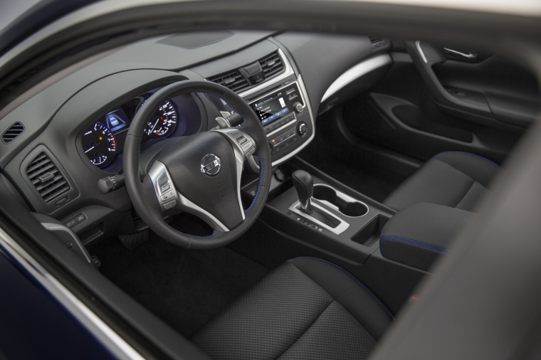 2016 Nissan Altima SR Interior Picture