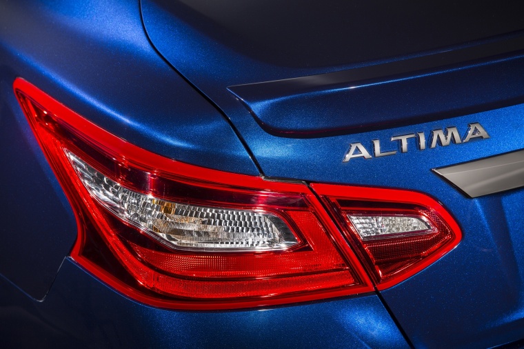 2018 Nissan Altima SR Tail Light Picture