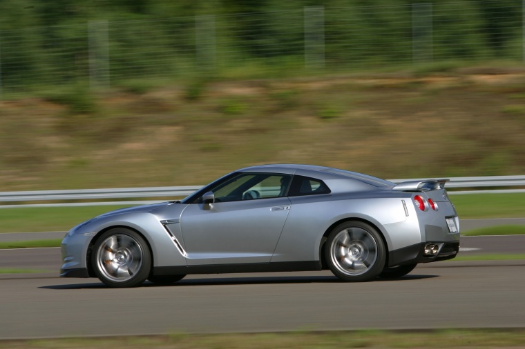 2010 Nissan GT-R Coupe Picture