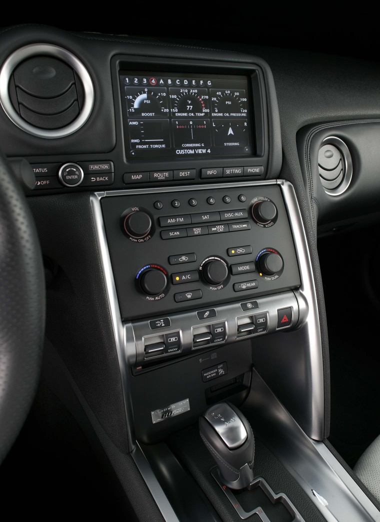 2010 Nissan GT-R Center Console Picture