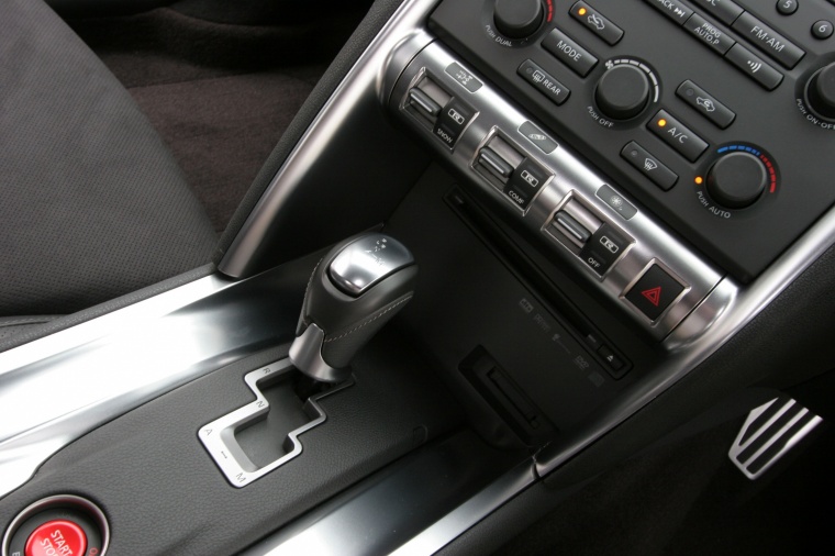 2010 Nissan GT-R Gear Lever Picture