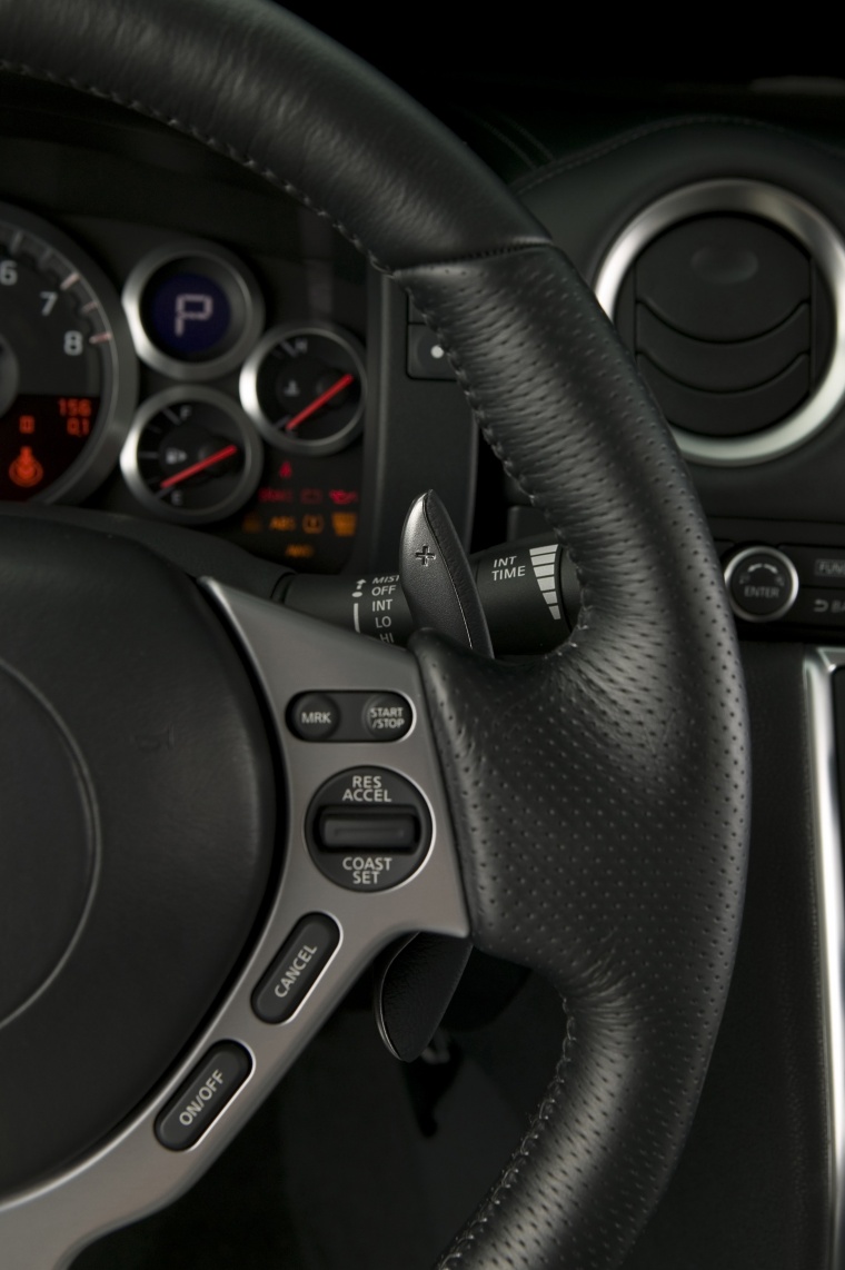 2010 Nissan GT-R Steering Wheel Controls Picture