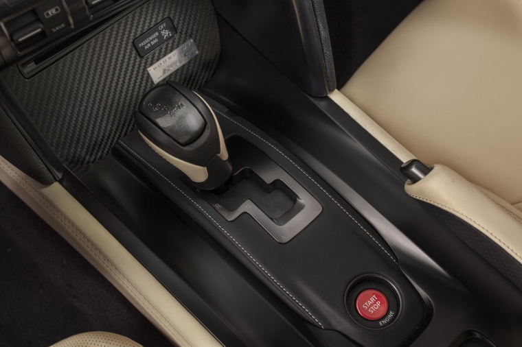 2015 Nissan GT-R Gear Lever Picture