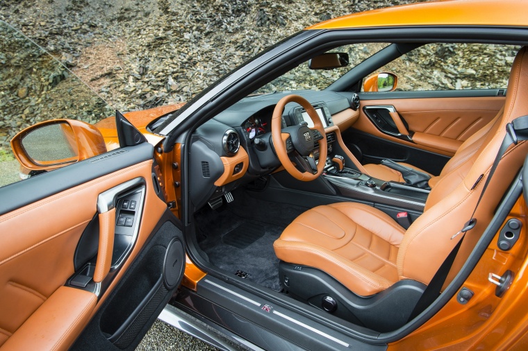 2018 Nissan GT-R Coupe Premium Front Seats Picture