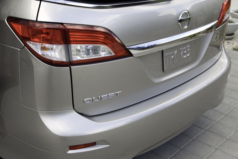 2013 Nissan Quest Tail Light Picture