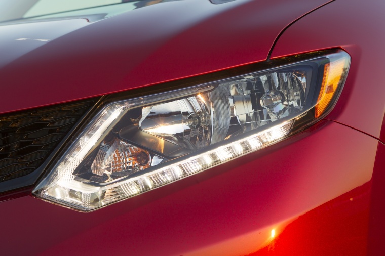 2014 Nissan Rogue SL AWD Headlight Picture