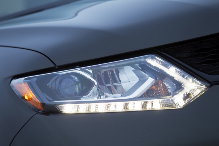 2015 Nissan Rogue SL AWD Headlight Picture