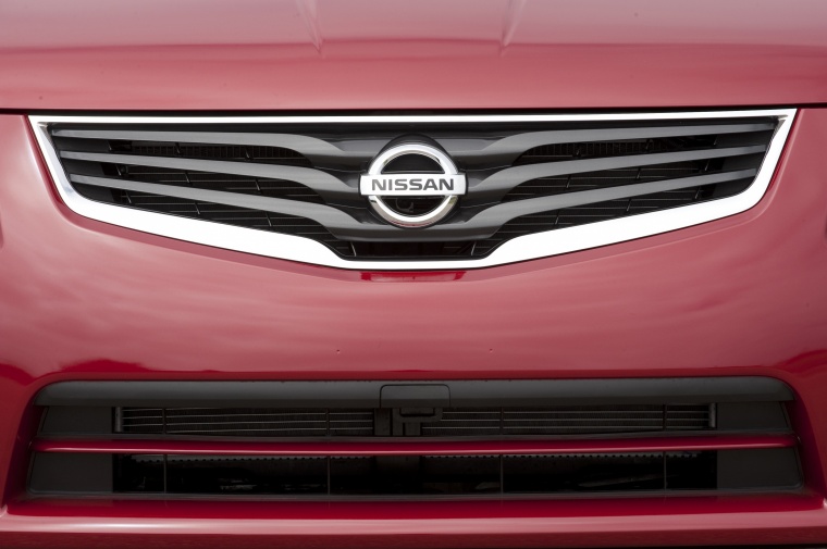 2010 Nissan Sentra SL Sedan Grille Picture