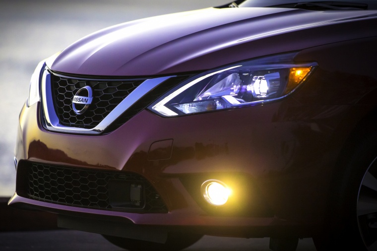 2018 Nissan Sentra Headlight Picture