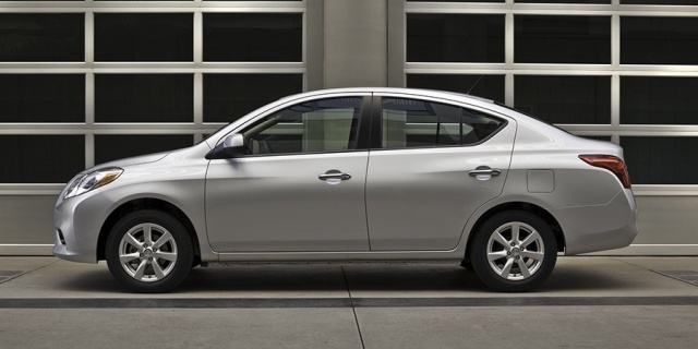 2012 Nissan Versa Pictures