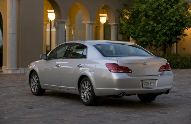 2010 Toyota Avalon Limited Picture