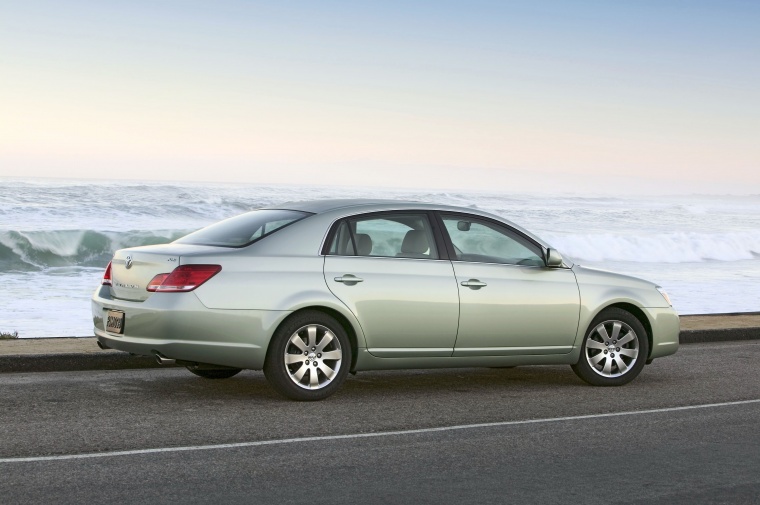 2010 Toyota Avalon XLS Picture