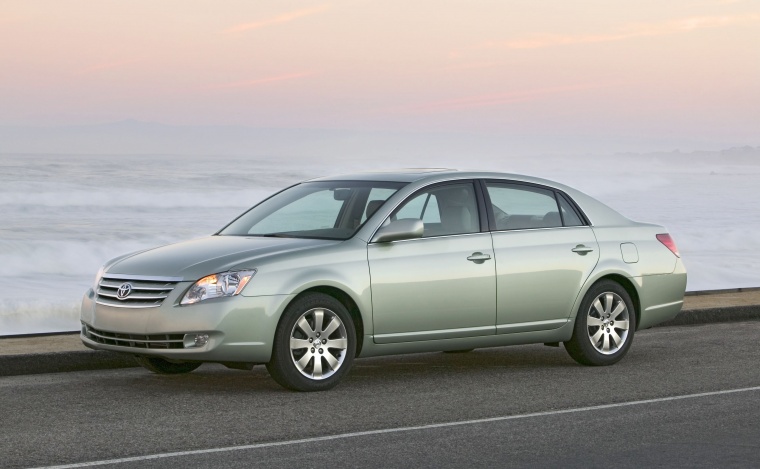 2010 Toyota Avalon XLS Picture