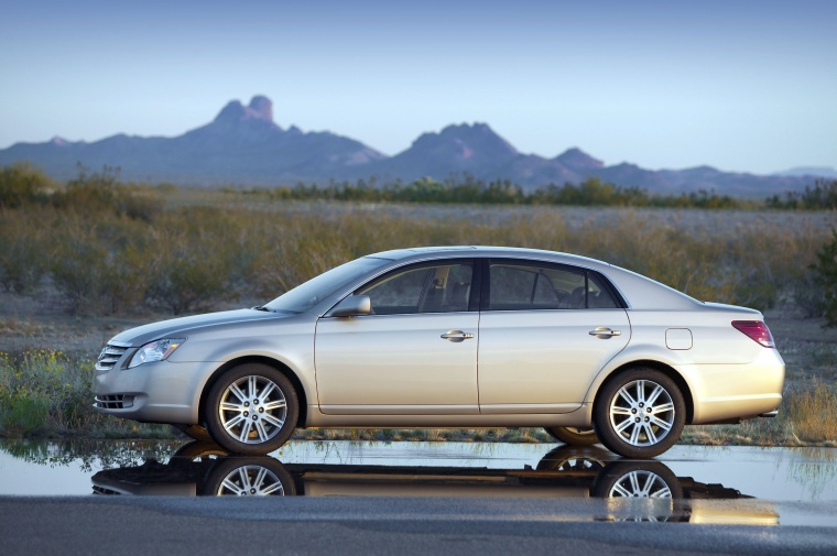 2010 Toyota Avalon Limited Picture