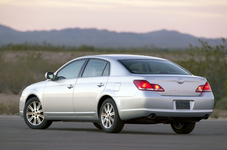 2010 Toyota Avalon Limited Picture