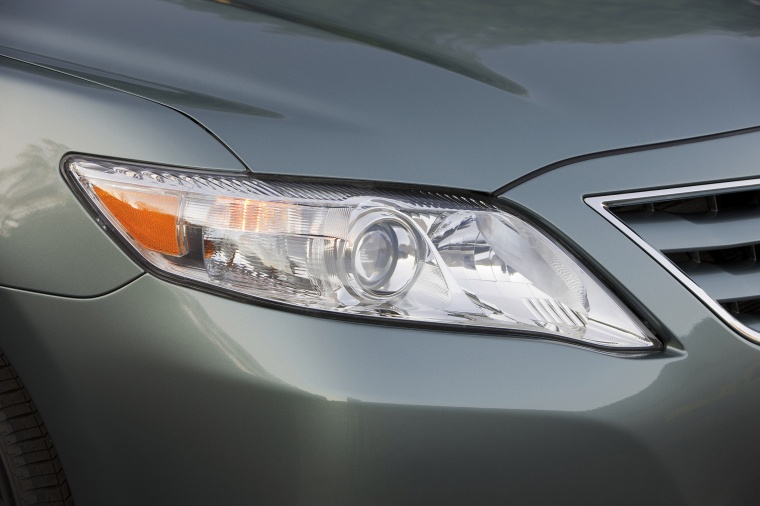 2010 Toyota Camry LE Headlight Picture