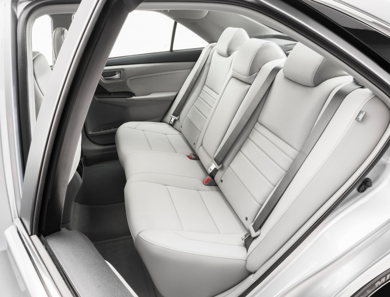 2015 Toyota Camry SE Rear Seats Picture