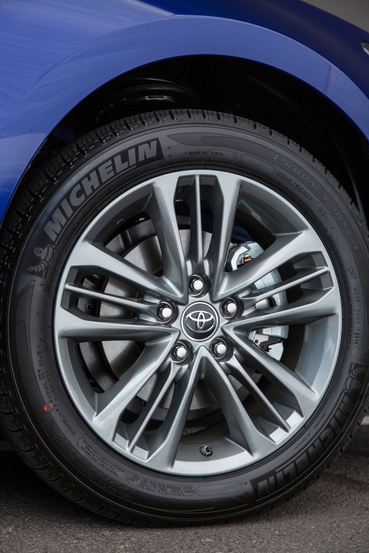 2015 Toyota Camry Hybrid SE Rim Picture