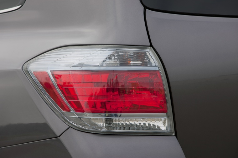 2011 Toyota Highlander Hybrid Tail Light Picture