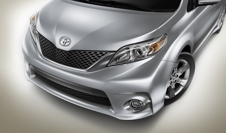 2012 Toyota Sienna SE Headlight Picture