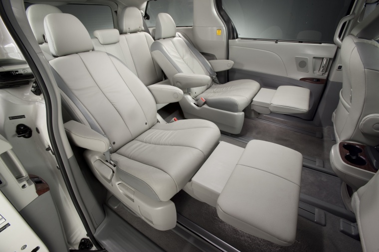 2014 Toyota Sienna Limited Middle Row Seats - Picture / Pic / Image