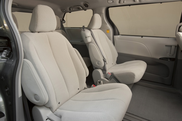 2014 Toyota Sienna LE Middle Row Seats Picture