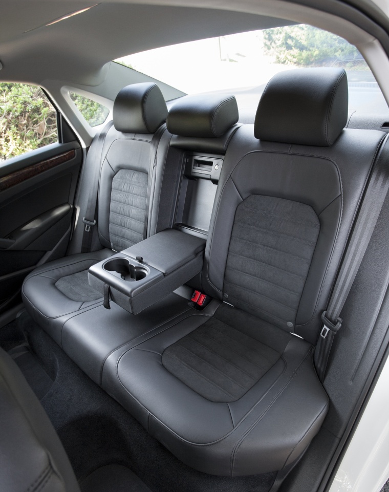 2015 Volkswagen Passat Sedan TDI Rear Seats Picture