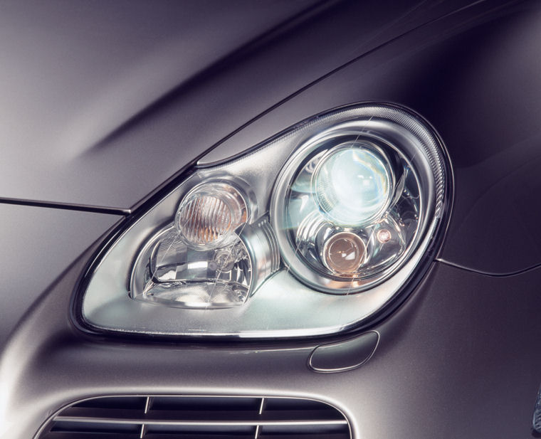 2006 Porsche Cayenne Turbo S Headlight Picture