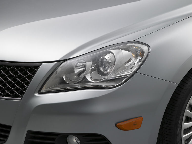 2010 Suzuki Kizashi Headlight Picture