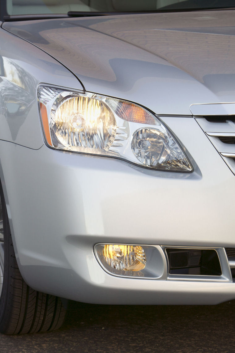 2008 Toyota Avalon Limited Headlight Picture