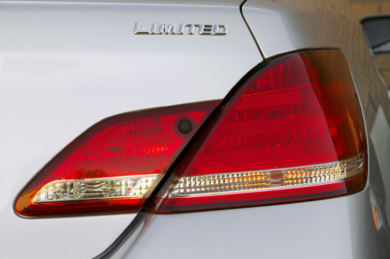 2009 Toyota Avalon Limited Tail Light Picture