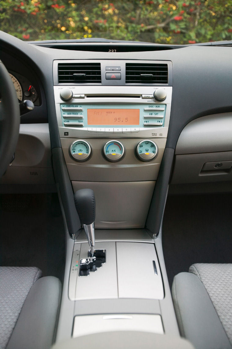 2008 Toyota Camry SE Center Console Picture