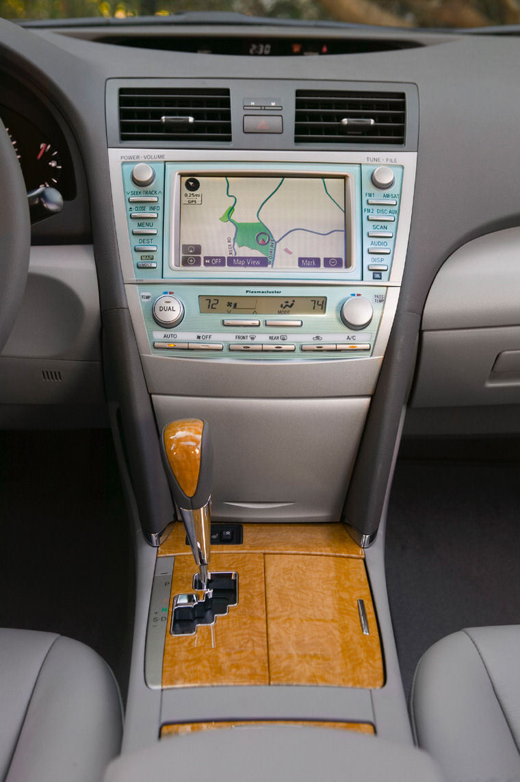 2009 Toyota Camry XLE Center Console Picture