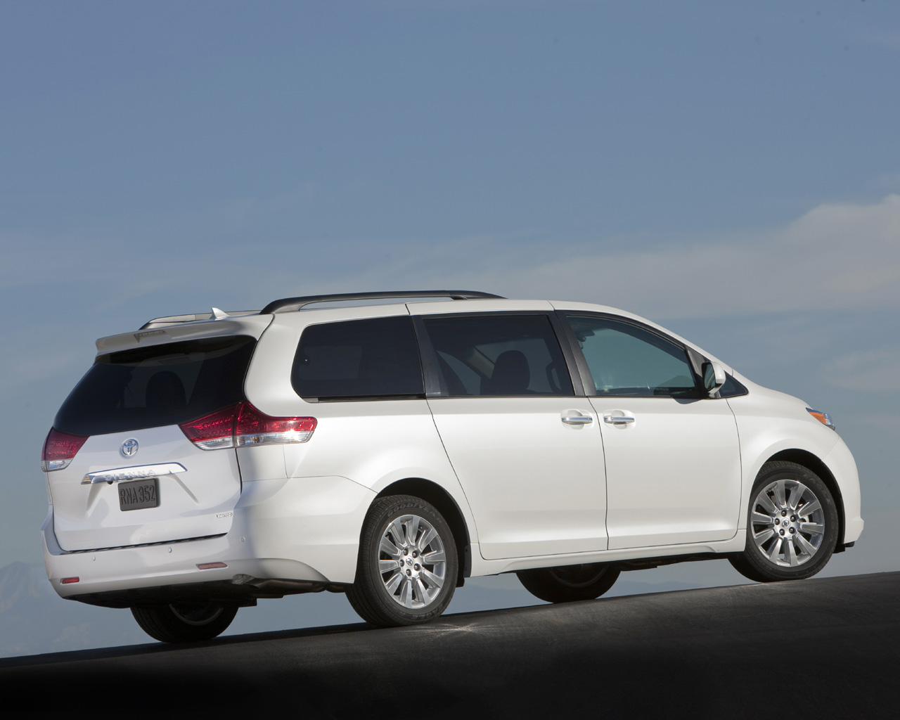 Toyota Sienna LE, XLE, SE, Limited V6 AWD - Free 1280x1024 Wallpaper ...