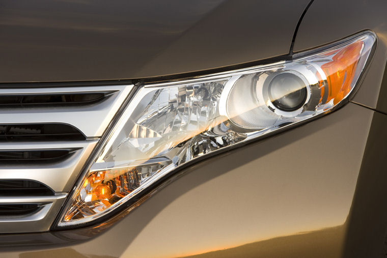 2009 Toyota Venza Headlight Picture