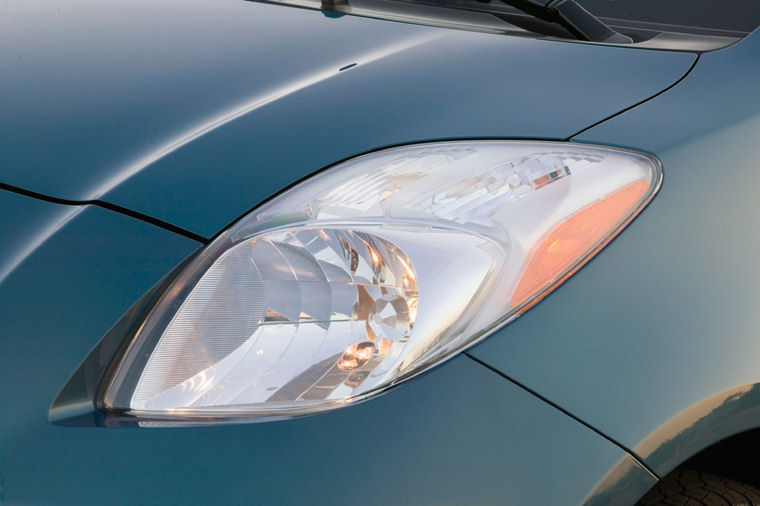 2007 Toyota Yaris Hatchback Headlight Picture