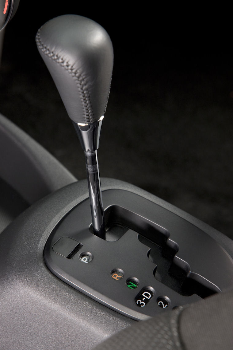 2009 Toyota Yaris 5-door Hatchback Gear Lever Picture