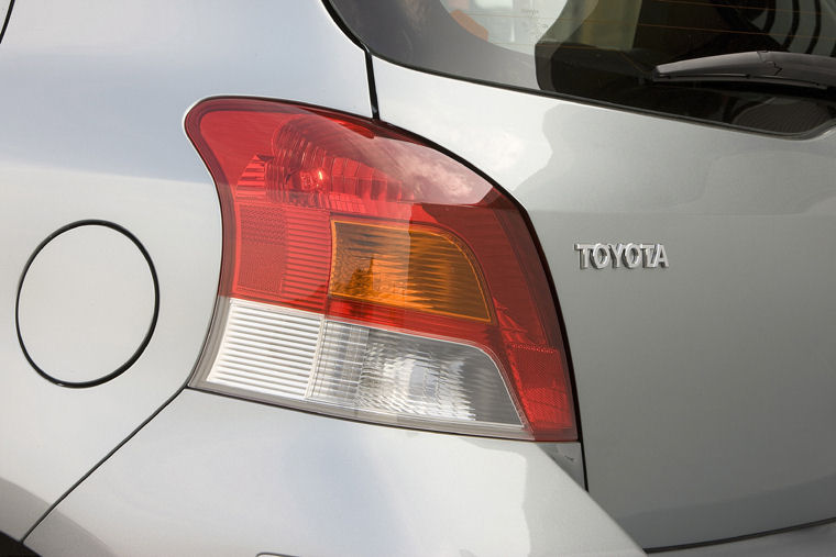 2009 Toyota Yaris 5-door Hatchback Tail Light Picture