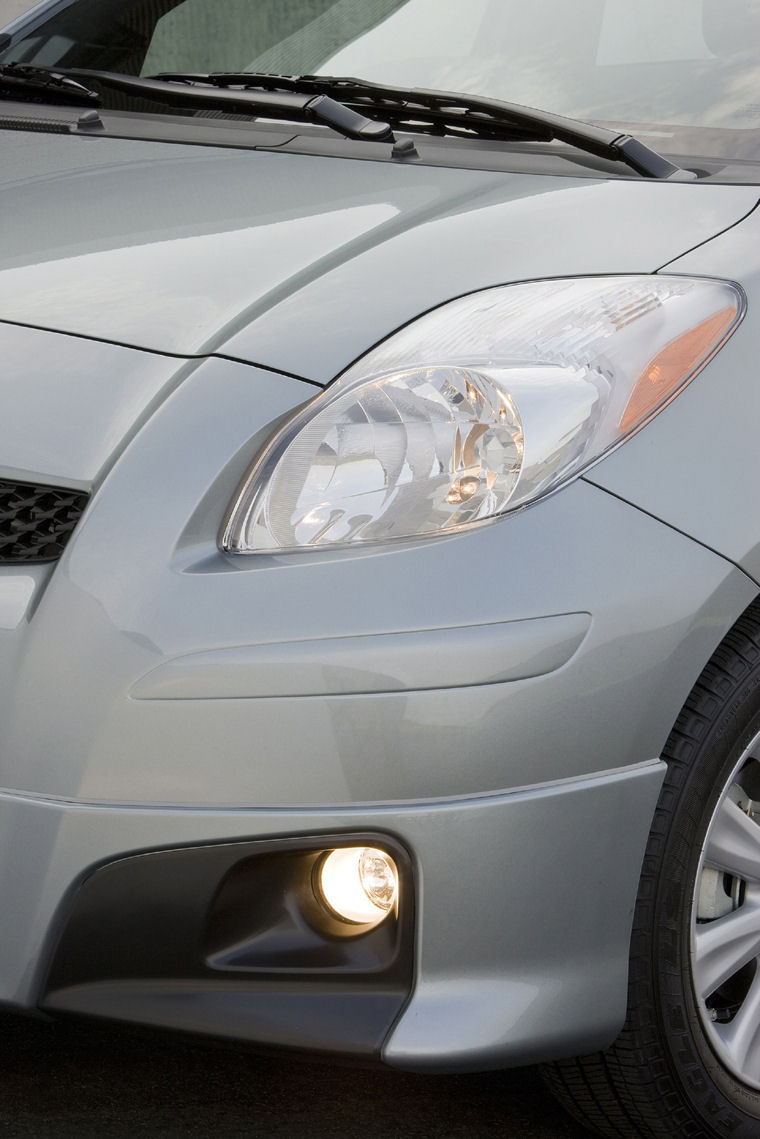 2010 Toyota Yaris 5-door Hatchback Headlight Picture