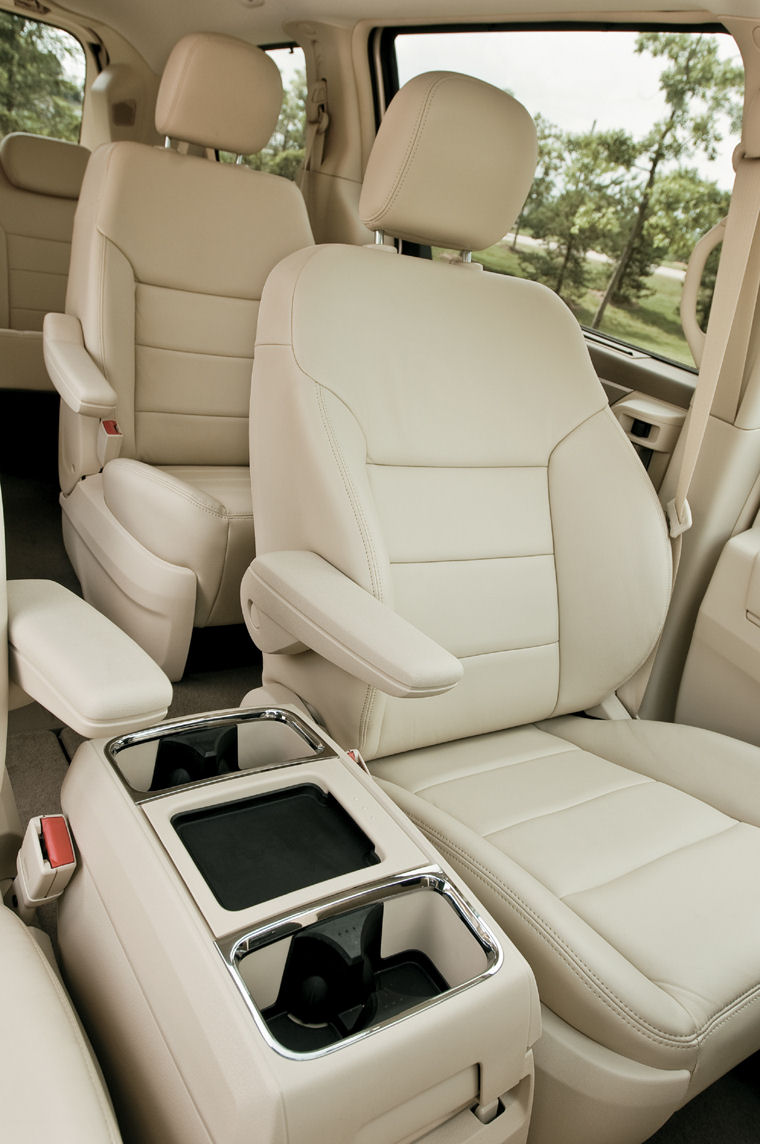 2009 Volkswagen Routan Front Seats Picture