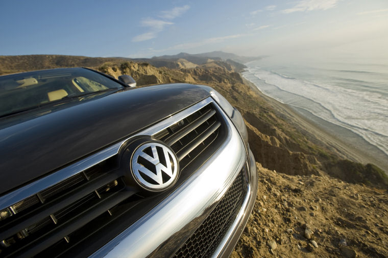 2009 Volkswagen Touareg V6 TDI Grille Picture